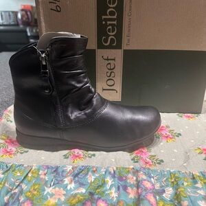 BRAND NEW!! Josef Seibel sz 6.5 black woman’s ankle boot with 4 zippers 🤩